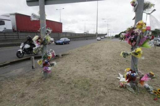 Des fleurs et des mots en hommage à Mourad Keskas sur les lieux de l'accident, à Staples Corner, au nord de Londres (PH/DR)