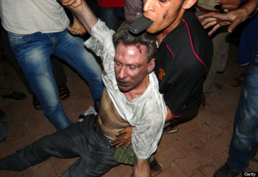 L'ambassadeur américain Christopher Stevens porté par des manifestants à Benghazi, Libye (PH/AFP/Getty)