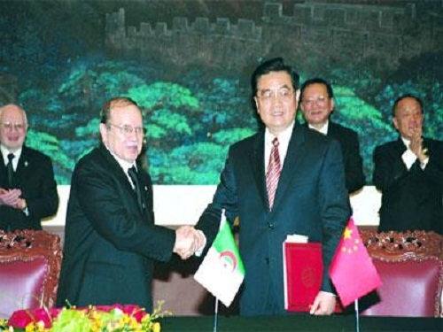 Bouteflika avec le président chinois, Hu Jintao, en 2006. PH/DR