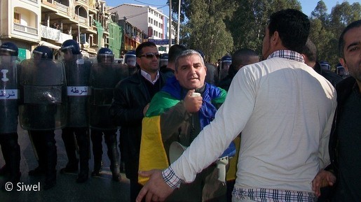 M. Bouaziz Ait Chebib lors d'une marche réprimée en Kabylie. PH/SIWEL