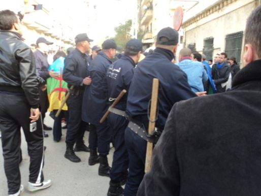 Répression policière dans les rues avoisinant la place de l’ancienne mairie de Tizi-Ouzou où devait se dérouler le rassemblement prévu, aujourd’hui19.12.12, contre la caution de Francois Hollande au régime raciste d’Alger