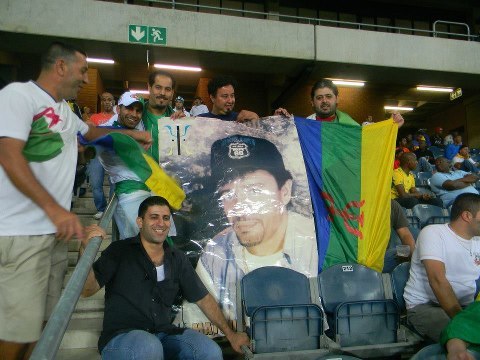 CAN 2013 : le drapeau Amazigh et une photo géante de Matoub Lounès à Johannesburg pour accueillir l’équipe algérienne représentant le « monde arabe »  