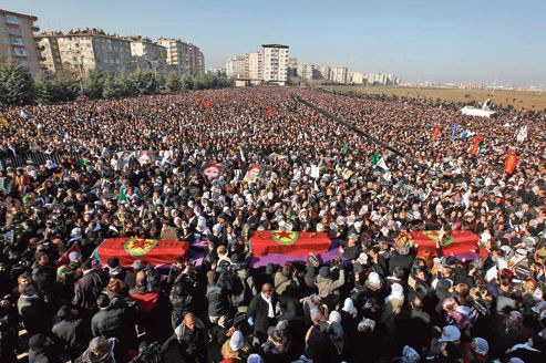 Diyarbakir, principale ville kurde de Turquie, le 17 janvier 2013, où des dizaines de milliers de kurdes ont rendu un dernier hommage aux trois militantes kurdes assassinées à Paris. (Photo/ REUTERS/Umit Bektas)