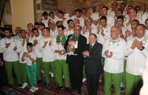 Bouteflika avec l'équipe algérienne de football en mai 2010. (PH/DR/Archives)
