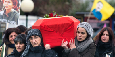 Les trois cercueil des militantes kurdes assassinées à Paris symboliquement portés par des femmes pour être déposés dans une salle de fête pour un dernier hommage à Villiers-le-Bel le 15 janvier avant d'être rapatrié au Kurdistan. (Photo/(Joël Saget / AFP)