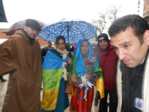Hommage, hier samedi 26 janvier, au maestro Cherif Kheddam dans son village natal avec la doyenne des militantes kabyles,Nna Nouara.(Photo SIWEL)