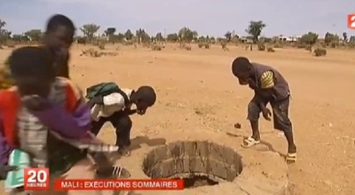 L’un des puits de Sévaré où sont entassés les corps des victimes des exactions maliennes.( Ph/Slate Afrique/Capture écran JT France 2, le 22/01)