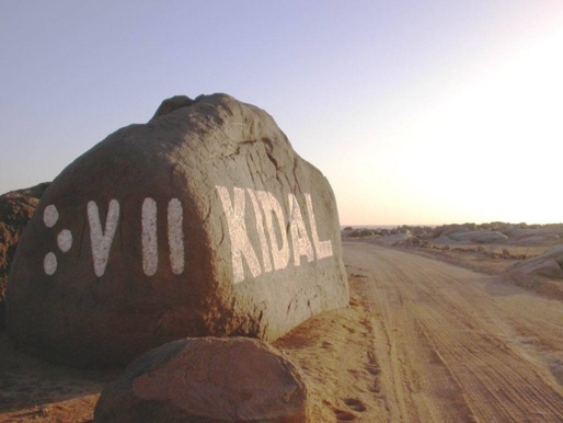 Une entré de Kidal, au centre de l'Adrar des Ifoghas. Sur le rocher, le nom de la ville est écrit en tifinagh et en français. (PH/DR/Archives)
