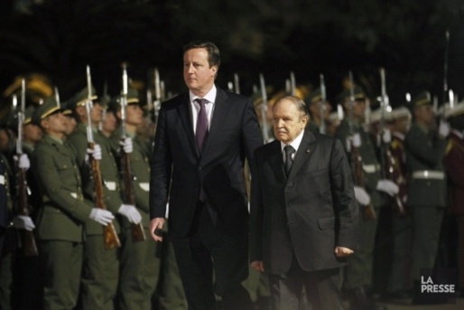 David Cameron en compagnie de Bouteflika et de sa garde républicaine. (Photo AFP)