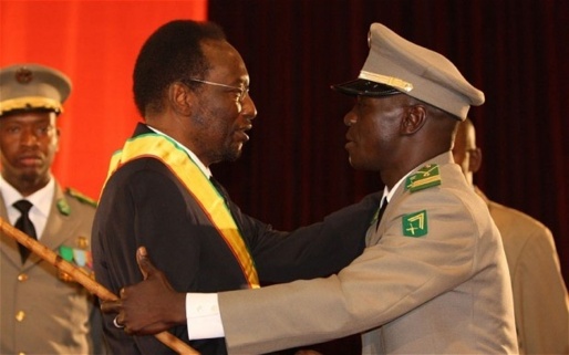 Dioncounda Traoré, le président par intérim du Mali avec le capitaine putschiste Sanogo.(PH/DR/Archives)