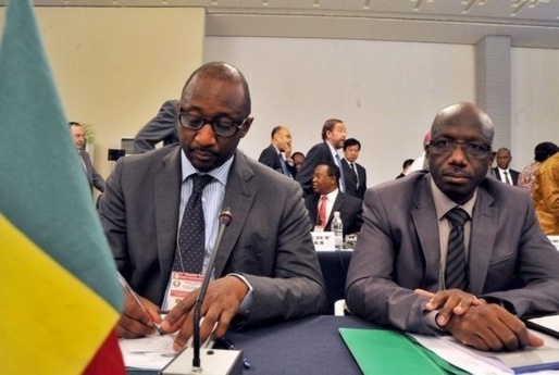 Le ministre malien des Affaires étrangères Tieman Coulibaly (g) et le ministre de la Défense Yamoussa Camara (à dte) le 17 septembre 2012 à Abidjan au cours d'une réunion de la CEDEAO(PH/DR)