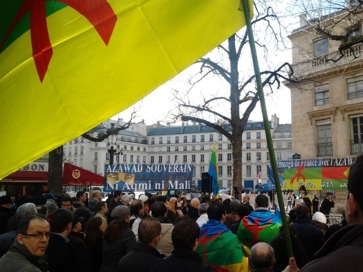 Rassemblement du collectif des Amazighs de France en soutien à l'Azawad lors de la lecture de la lettre adressée à Laurent Fabius.(PH/DR)