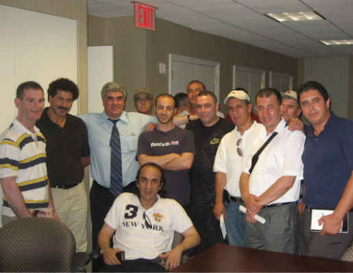Lhacène Ziani (3ème à g.) avec des militants kabyles à New York, en juillet 2010 (PH/SIWEL)