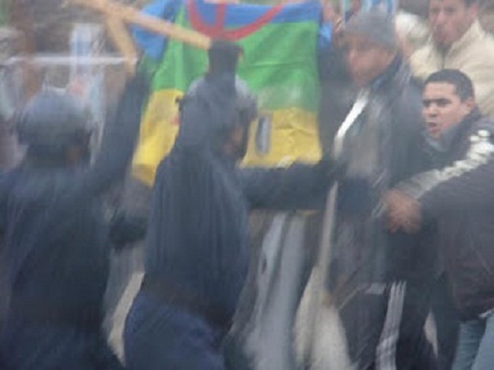 Les forces de répression algériennes agressant les militants pacifistes kabyles du MAK (PH/DR)