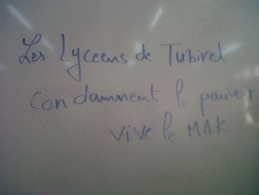 Tuvirett: Sur les murs et les tableaux, ils écrivent : Les lycéens de Tuvirett condamnent le pouvoir, vive le MAK.