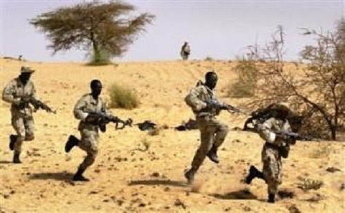 Des éléments de l'armée malienne prenant la fuite après la riposte du MNLA. PH/Toumast