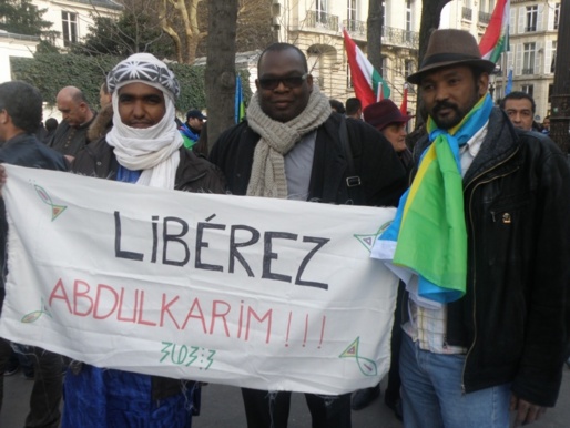 Rassemblement du 16 février 2013 à Paris à l’initiative du Collectif des Amazigh de France en soutien à l’Azawad : ici, deux touaregs : Moussa Ag Assarid(membre du MNLA) et Anana Ag Haroun (Touareg du Niger, fondateur du groupe Kel Essouf)) et Jean Jacob Bicep (eurodéputé Europe- Ecologie) portant la banderolle appellant à la libération d’Abdulkarim