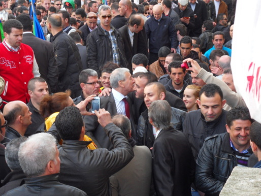 Ferhat Mehenni saluant la foule au Trocadéro, le 20 avril 2013 à Paris. (Photo/Siwel)