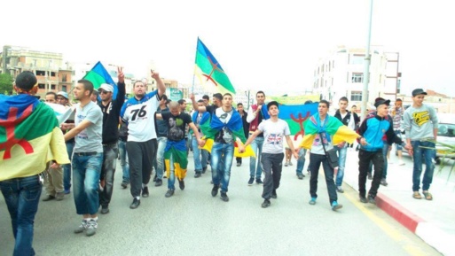 Les jeunes de Tuvirett  portant fièrement le drapeau amazigh dans un environnement hostile, le 20 avril 2013 (PH/DR)