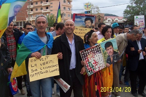 Khaled Zuirari, premier à partir de la gauche, lors de la marche du MAK à Tizi-Ouzou. PH/Siwel