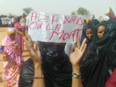 jeune femme portant une pancarte se passant de tout commentaire lors de la manifestation au camps de réfugiés de Mbéra.(PH/DR)