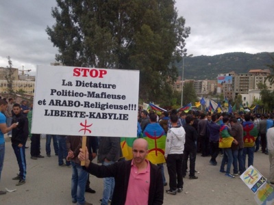Pancarte réclamant l'arrêt de la dictature arabo-religieuse et politico-mafieuse qui asphyxie la kabylie. manifestation du MAK le 20 avril 2013 à Tizi-ouzou (Photo/Siwel)