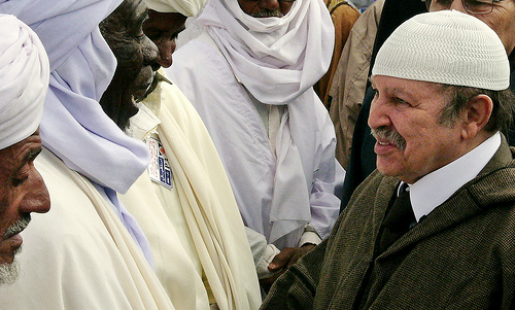 Algérie : Bouteflika, victime d'un mini-AVC, est hospitalisé à Paris