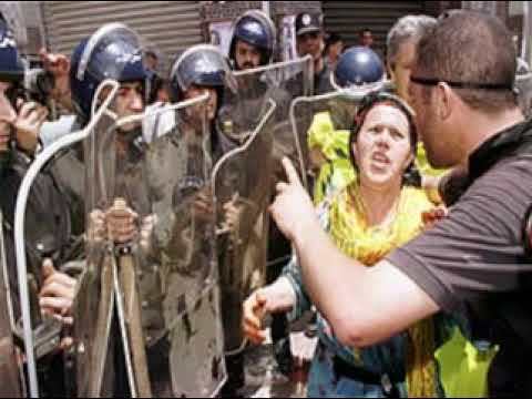 Ulac Smah : Une femme Kabyle face à un cordon de CRS qui protège à "balle explosive" la gendarmerie (et inversement) contre les cailloux de la colère kabyle (PH/DR)