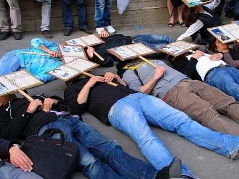 A l'appel du leader kabyle, Ferhat Mehenni, les kabyles de la Diaspora en France tiennent un sit-in devant l’ambassade d'Algérie à Paris. Allongés par terre, les militants et sympathisants du MAK se recouvrent le visage des portraits des victimes  du crime d'Etat algérien contre le peuple kabyle: Pouvoir assassin, Ulac Smah ! PH/DR)