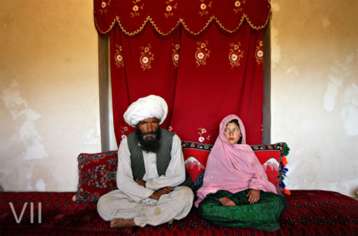 Les futurs époux Faiz Mohamed, 40 ans, et Ghulam Haider, 11 ans, à leur domicile "conjugal" dans un village d'Afghanistan. Photo:/ Archives/ Stephanie Sinclair. La photographe américaine a été primée de nombreuses fois pour avoir "dévoilé" le calvaire de « ces petites filles que l’on marie »