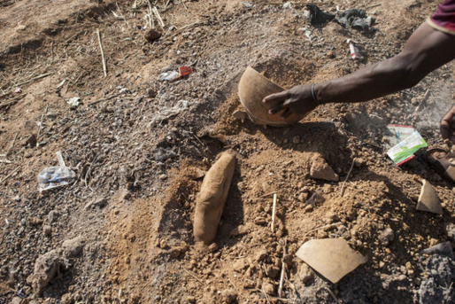 Ce que le Mali veut poursuivre à Kidal.(Ici un corps à peine enfoui dans un terrain vague à Sévaré. Photo/le Monde)