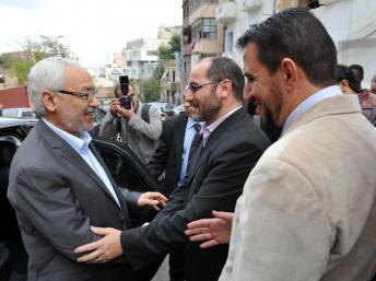 Abderrazak Mokri (d.) en 2011, alors vice-président du MSP, accueille Rached Ghanouchi (g.), leader du parti tunisien Ennahda (Photo/RFI)
