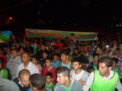 En hommage à  Matoub Lounes : Une banderole en faveur de l'autodétermination du peuple kabyle dans un gala d'Oulehlou  à Lota.