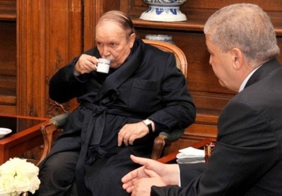 Bouteflika aux Invalides recevant son premier ministre le mois de juin écoulé. PH/DR