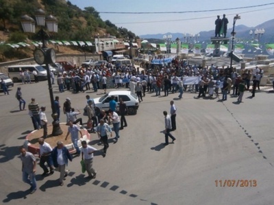 Ce matin, en bas du siège de la daïra, des citoyens de Tizit se rassemblent. PH/TARA