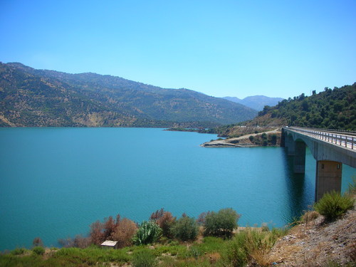 La Kabylie, trés riche en eau, a été "dotée" de plusieurs barrages d'eau mais les villages de kabylie, eux, en sont privés. Ici le barrage de Taksebt (PH/DR)