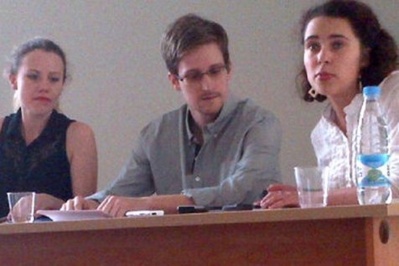 Edward Snowden, aujourd'hui, 12 juillet 2013, avec des membres des droits de l'Homme dans un aéroport de Moscou. Photo: Human Rights Watch (PH/DR)