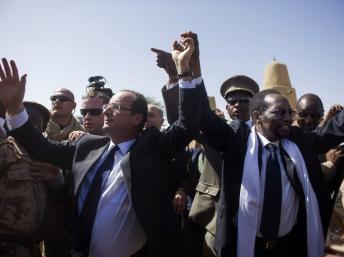 François Hollande symbolise la fin de la Françafrique dans le discours tout en la consolidant très énergiquement . Ici à Tombouctou avec Dioncounda Traoré (PH/DR)