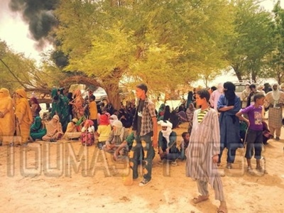 les touaregs campent face aux camps occupés par les maliens sous la protection française qui sert de bouclier à la colère populaire (Photo/Toumast press)