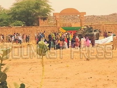 le camps assiégé par les femmes et les enfants touaregs exigeant le départ de l'armée génocidaire malienne (PH/Toumast press)