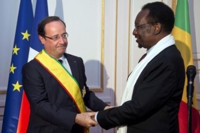François Hollande décoré de la Grand Croix de l'ordre national du Mali, le 15 juillet 2013 à...Paris (Photo/ AFP)