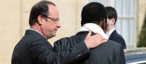 Avec un regard compatissant, François Hollande semble rassurer Dioncounda Traoré. Courage, c'est bientôt fini.  Bientôt un autre président prendra le relais. Et cette fois, il sera "démocratiquement élu" (PH/DR)