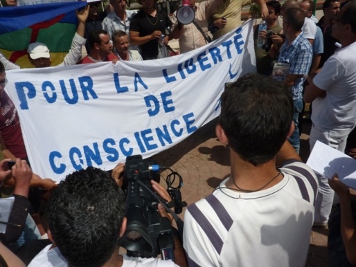 Face au défi kabyle :  Pris d’une rage folle, le régime algérien sombre dans un pathétique cafouillage médiatique.