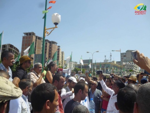 Prise de parole d'une jeune fille kabyle à Tizi-Ouzou (PH/DR)