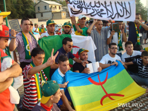 Quelques dizaines d'islamistes ont manifesté place Matoub Lounès aux cris de "Tizi-Ouzou islamiya"