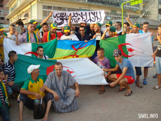 C’est équipés de drapeaux algériens, de corans, de casquette de la JSK et du malheureux drapeau amazigh qui fait peine à voir dans cet environnement qui lui est hostiles, que des figurants saisonniers ont participé au « court métrage » de la DRS