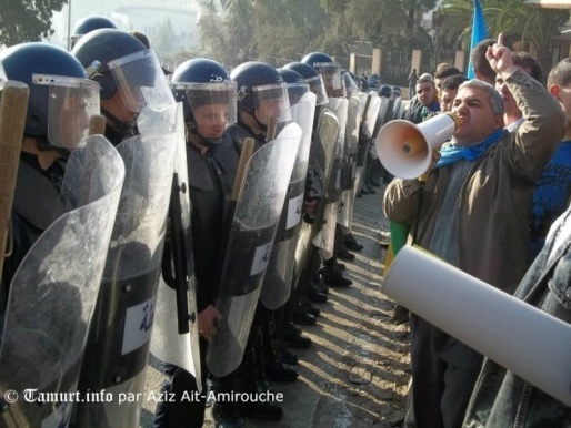 Le racisme dont souffrent la Kabylie et les Kabyles, en Algérie, est d’abord institutionnel et officiel. À chaque contestation du pouvoir par la Kabylie, celui-là a accusé celle-ci d’être à la solde de la France, du Maroc, d’Israël et des USA. ici, Bouaziz Ait-Chebib, face aux forces policières venues réprimes la manifestation pacifique de Yennayer 2013 à Tizi-Ouzou (Photo/Tamurt)