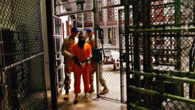 Un détenu escorté par des gardes à la prison de Guantanamo Bay, Cuba (PH/DR)