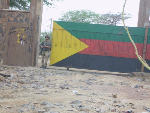 drapeau de l'Azawad sur le portail du camps militaire 1 de Kidal dans lequel ont été installés les soldats maliens par l'opération  serval (PH/DR)
