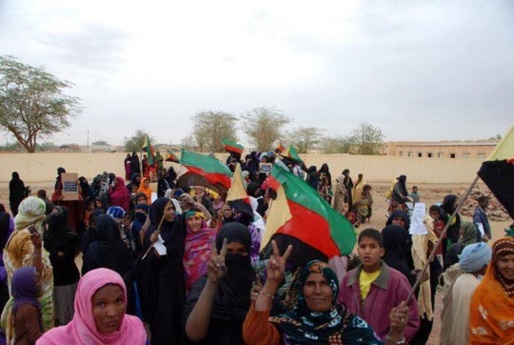 Des femmes et des enfants touaregs manifestants contre la présence malienne à Kidal.(PH/DR)